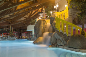 treppe_mit_wasserfall-1 Taunus Therme